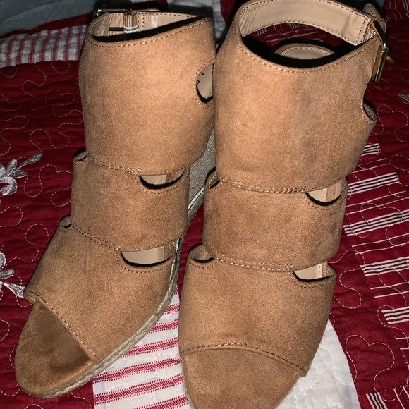 Tan wedges - Picture 1 of 3